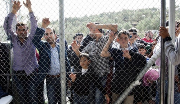 وزير يوناني يتهم أوروبا بـ”النفاق” في ملف اللاجئين