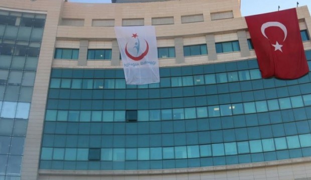 أطباء سوريون يبدأون عملهم رسمياً في المشافي التركية.. بينهم مختصون في الجراحة الدقيقة