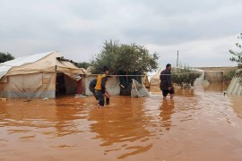 وفاة طفل إثر انهيار جدار خيمته نتيجة غزارة الامطار  في ريف إدلب .