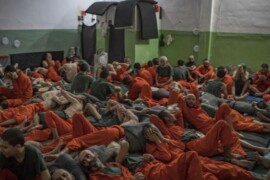 التحالف الدولي بالتعاون مع ميليشيا قسد ينقل مجموعة كبيرة من سجناء تنظيم داعش من سجن الثانوية الصناعية بحي غويران في الحسكة، إلى مدينة الشدادي