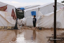 عاصفة مطرية تهدم خيامًا في شمال غربي سوريا