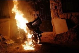 معاناة اللاجئين السوريين في لبنان ….مواطن  لبناني يحرق لاجئ  سوري بعبوة بنزين.
