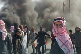 مظاهرة حاشدة في تجتاح بلدة بريف دير الزور تنديداً  باعتقال ميليشيا PYD/PKK امرأة من البلدة.