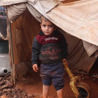 نداء استغاثة عاجل لقرابة 3640 عائلة تضررت خيامها بسبب العاصفة المطرية على شمال غرب سوريا