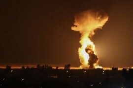 قصف إسرائيلي يستهدف مواقع عسكرية تابعة لتنظيم الأسد الأرهابي والميليشيات الإيرانية في سوريا .