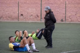 حسناء الدومي.. أول مدربة كرة قدم للرجال في المغرب (فيديو)