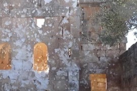 الآثار في شمال غربي سوريا… مهددة بالاندثار.                    في ظل قصف النظام معالمها… ولجوء النازحين إلى بعضها
