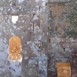 الآثار في شمال غربي سوريا… مهددة بالاندثار.                    في ظل قصف النظام معالمها… ولجوء النازحين إلى بعضها