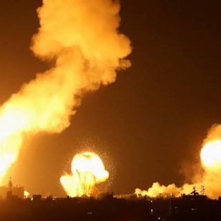 الطيران الحربي الاسرائيلي يستهدف مواقع عسكرية تابعة  للميليشيات الإيرانية في  دمشق .