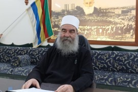 الشيخ حكمت الهجري يحذر من حمل السلاح ويطالب بالتمسك بسلمية الحراك.